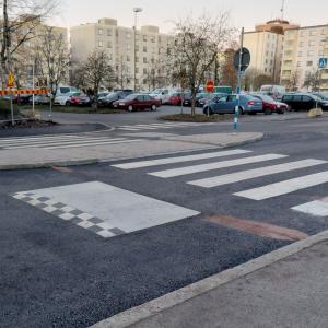 Suojatie ja tyynyhidasteet työmaalla.