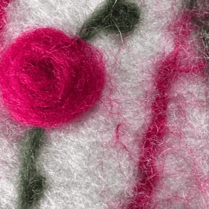 Huovutusteos, jossa on huovutettuja ruusuja.