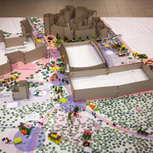 Hakametsä Sport Campuksen alue mallinnettu pahvin ja legojen avulla.