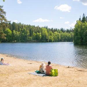 Kesäinen päivä Hervannan Suolijärven uimarannalla.