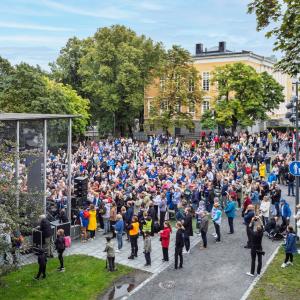 Yleisöä Laikunlavan edessä kesäisessä maisemassa.