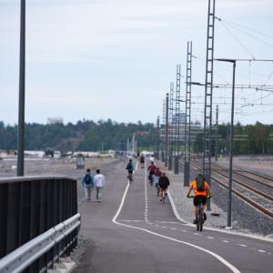 Näsijärven rantareitillä kävelijöitä ja pyöräilijöitä.