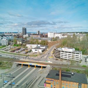 Ilmakuvassa näkyy etualalla Viinikankatu ja Yliopistontunnelin rakentamiskohta Saarioisten rakennuksen ja Atalpan rakennuksen välissä.