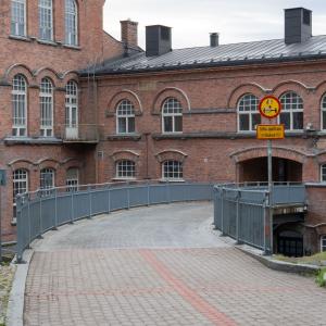 A photograph of the Frenckell building on Valssipadonraitti and the tunnel running through it.