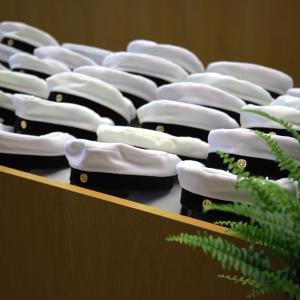 Ylioppilaslakkeja rivissä.