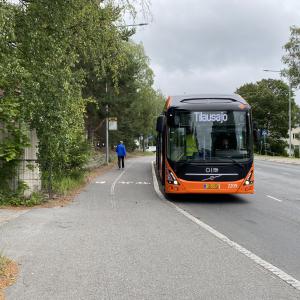 Sähkönivelbussi pysäkillä testiajolla Nokiantiellä.