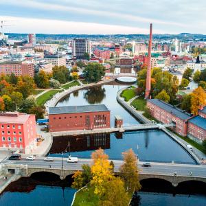 Satakunnan silta ja Tammerkoskea ilmasta nähtynä, edessä Konsulinsaari, vasemalla Sähkölaitoksen talo ja keskiputouksen voimalaitos.