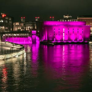 Tammerkoski valaistuna violetiksi.