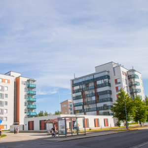 Light-colored new apartment buildings in Kaukajärvi.