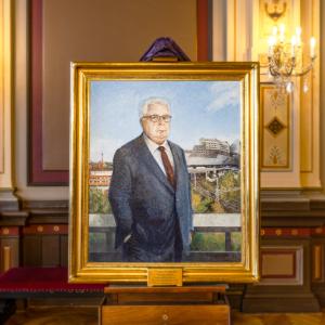 Kalervo Kummolan muotokuva Raatihuoneella kuvattuna.