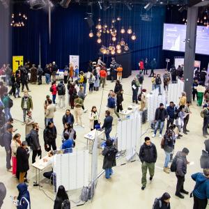 Laaja kuva Job Fair Tampere -tapahtumasta. Kuvassa paljon ihmisiä messuständeillä.