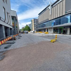 Puutarhakadun pysäköinti ja taksipaikat kuvattuna kesällä.