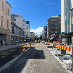 Puutarhakadun katuremontti ja työmaa-aitoja kadulla kesällä. 