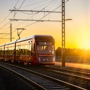 Ratikka kesäillan hämyssä tulossa katsojaa kohti. 