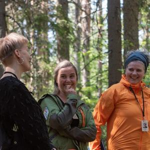 Ulos-Ut-Out-tapahtuman osallistujia metsässä.