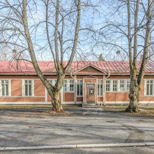Epilän vanha tehdaskonttori on perinteisen puutalon näköinen, keltainen ja punakattoinen rakennus, johon on käynti talon keskeltä.