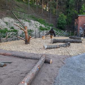 Korpinpuiston luontoleikkipaikka ja leikkivälineet kuvattuna alkukesästä.