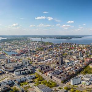 Kaupunkinäkymää ilmasta dronella kuvattuna.