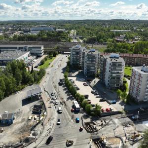 Lahdenperänkatu ja liikennettä kuvattuna taivaalta.