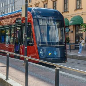 Kuvassa Ratikka pysäkillä. 