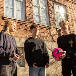 Aimo Järvinen, Sami Järvensivu, and Heeti-Arvid Valli are standing in the schoolyard.