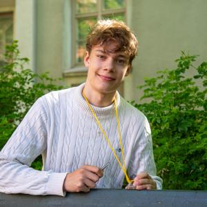 Jeremias Leisti istuu puistopenkin takana Tampereen keskustassa.