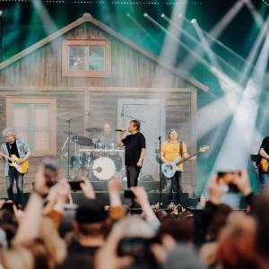 Yleisöä konsertissa kuuntelemassa suomirockia