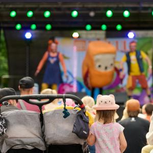 Puistofiestan yleisöä katsomassa esitystä