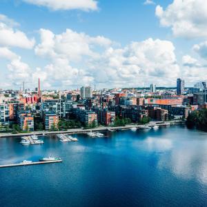 Tampereen Ratinaa Pyhäjärveltä päin katsottuna.