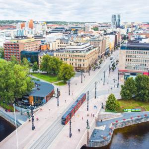 Ilmakuva Tampereen keskustasta. Kuvassa näkyvät Tammerkoski, Hämeensilta, raitiovaunu sekä keskustan rakennuksia ja puistoalueita.