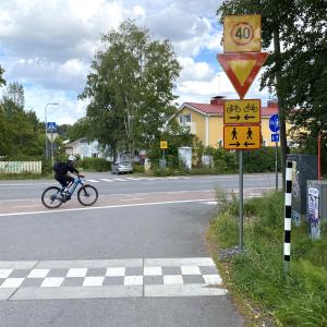 Pyöräilijä ylittää Kurjentaipaleen ja Nekalantien risteystä.