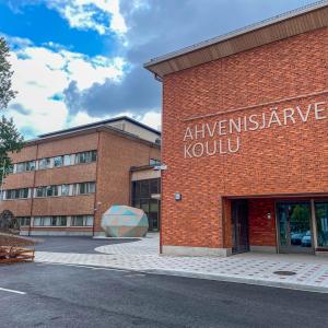 The facade of the renovated school in Ahvenisjärvi.