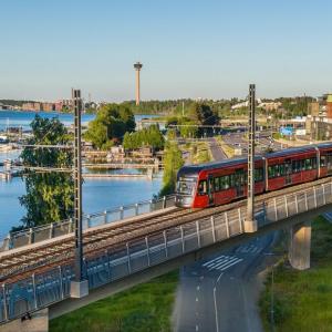 Ratikka ajaa Santalahden kohdalla kesäillassa.