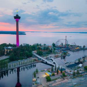 Ilmakuva Särkänniemestä ja Näsinneulasta.