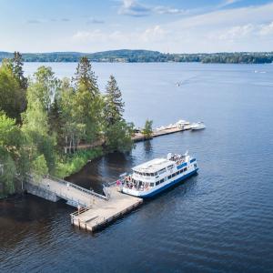 Viikinsaaren laituri ja laiva ilmasta kuvattuna kesällä.