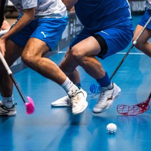 A game situation in which three players are trying to gain possession of the floorball ball using their sticks.