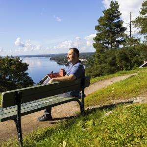 Rosario Fina istuu penkillä loppukesästä 2026.