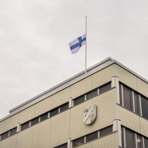 Suomen lippu puolitangossa kaupungintalon katolla