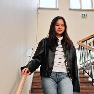 A student on the steps of Pyynikki Upper Secondary School