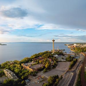 Kuvassa keskellä Näsinneula, näkyy myös delfinaario ja pysäköintikenttä. 