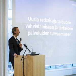 Pormestari Ilmari Nurminen talousarvion esitystilaisuudessa 2027