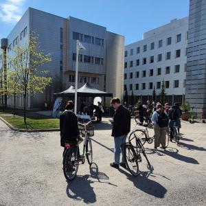 Nuoret jonottavat pyöränhuollon pop-up-pisteelle keskustakampuksella keväällä.