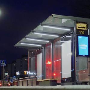 Kuvassa ratikan lasikatos pimeässä, punainen teos.