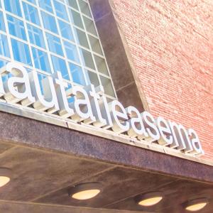 Tampereen rautatieaseman kyltti pääoven yllä
