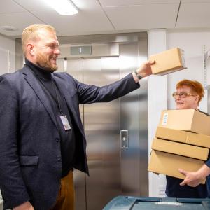 Lauri Erma asettelee postia Paula Väyrysen syliin.
