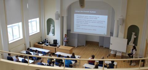 Opiskelijoita luennolla auditoriossa.