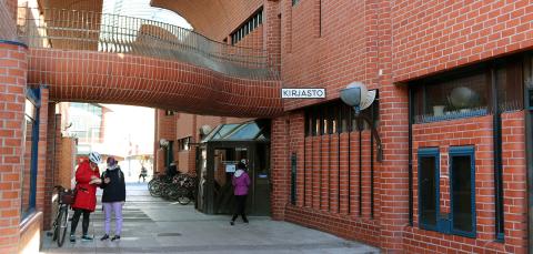 Hervannan kirjaston sisäänkäynti.