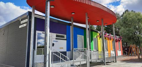 Nekalan kirjaston sisäänkäynti.