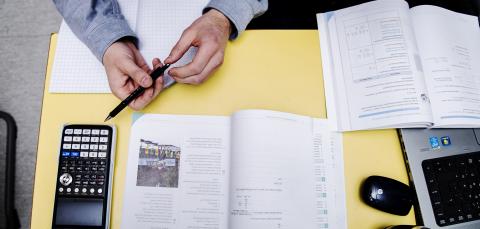 Opiskelija opiskelemassa.