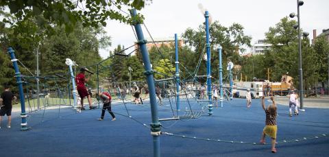 Kuvassa lapsia narukiipeilytelineessä Pikku Kakkosen puistossa.